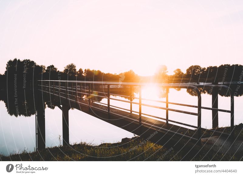 Binnenschiff Anleger im Sonnenuntergang Anlegestelle Binnenschifffahrt Ems Emsland Fluss Wasser Reflexion & Spiegelung Außenaufnahme Menschenleer Schifffahrt