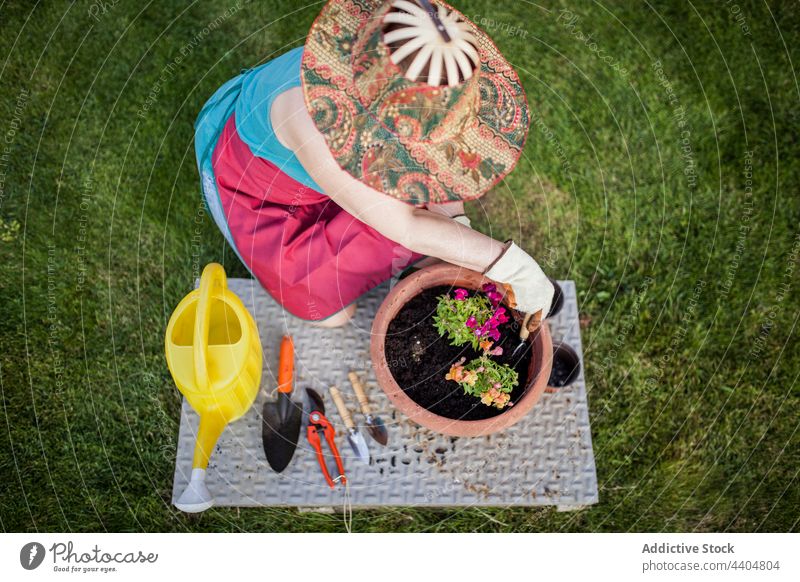 Anonyme reife Frau Gärtnerin Garten Blumen Pflanzen Erholung Pause Natur Arbeit frei Frühling Terrasse Hände Leidenschaft Hobby kariert jung Gartenarbeit