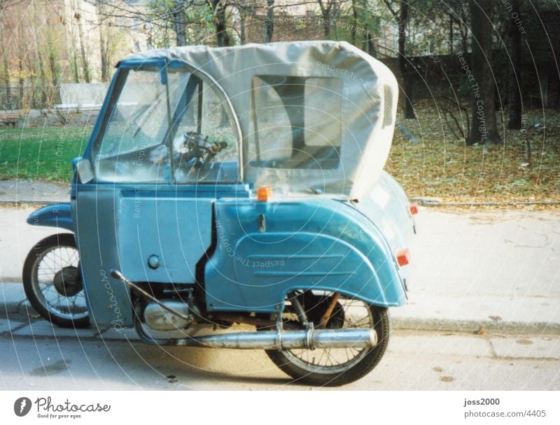 Motordreirad ( Duo ) aus Chemnitz Farbfoto Außenaufnahme Menschenleer Tag Starke Tiefenschärfe Straße Motorrad Kleinmotorrad historisch Osten Kabinenroller 1990