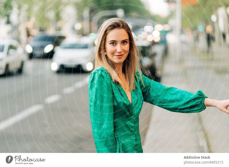 Glückliche Frau im stilvollen grünen Kleid in der Stadt trendy Mode Stil ausdehnen sorgenfrei Großstadt Freiheit Outfit Sommer urban charmant Straße Lächeln