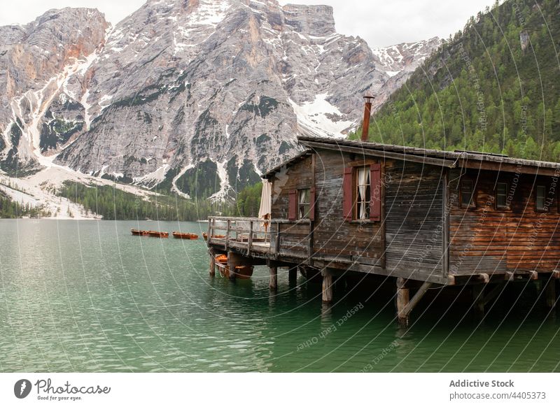 Boote und Holzsteg auf einem See in den Bergen Berge u. Gebirge Landschaft Schwimmer Teich Hochland Pier Dock hölzern Pragser Wildsee pragser wildsee Dolomit