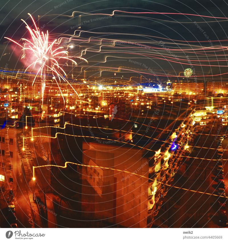 Innerstädtische Lichtspiele Silvester u. Neujahr Feuerwerk Feste & Feiern Optimismus Party Farbfoto Textfreiraum links Außenaufnahme Gedeckte Farben