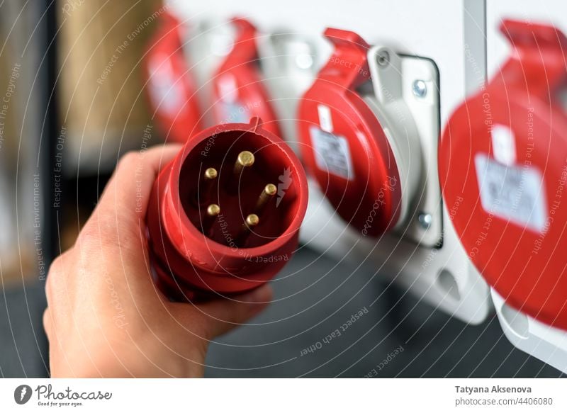 Industriesteckdosen und -stecker am Verteilerschrank industriell Elektrizität Kraft Steckdose Stecker Energie Spannung Konstruktion Infrastruktur Kabel