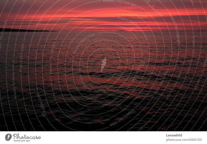 Intensiver Sonnenuntergang an der Küste von Reykjavik, Island Hintergrund Farbe dunkel Abenddämmerung Horizont nachten Meer orange rot MEER Ufer Himmel Sommer