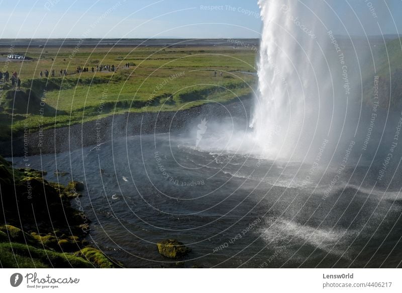 Seljalandsfoss-Wasserfall an der Südküste Islands an einem sonnigen Tag schön Kaskade fallen fließen Landschaft Berge u. Gebirge natürlich Natur im Freien