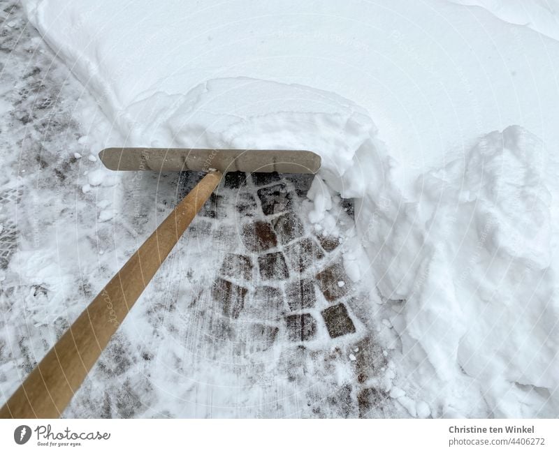 Winter über Nacht - Schnee auf dem Kopfsteinpflaster - da hilft nur schippen Schneeräumung Schneeschieber schnee räumen Vogelperspektive Schneedecke