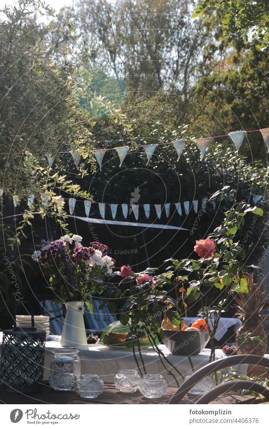 dekorierter Tisch mit Blumensträußen, Teelichter und Wimpelgirlande für ein Gartenfest Dekoration Fest Feier Dekoration & Verzierung Feste & Feiern Party