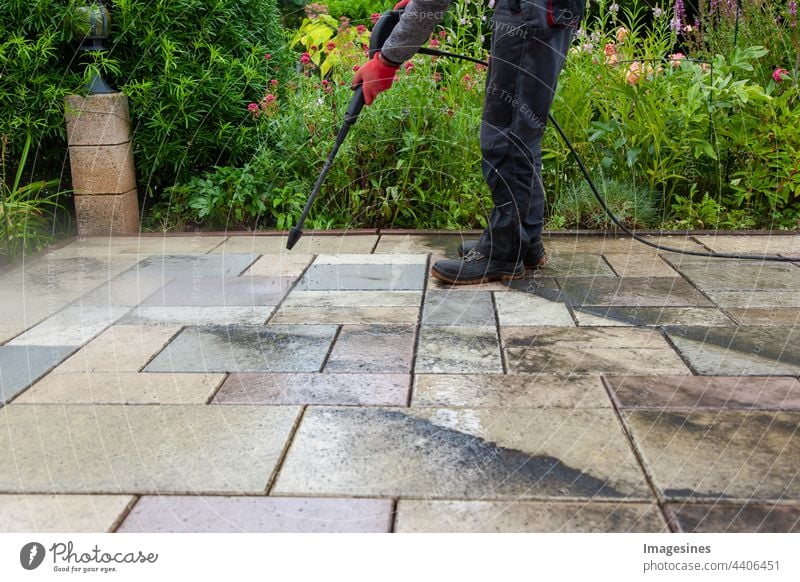 Frühjahrsputz. Terrassenplatten mit dem Hochdruckreiniger reinigen. Arbeiter Gummistiefel Boden im Freien reinigung Erwachsener Gebäude Geschäft sauber Reiniger