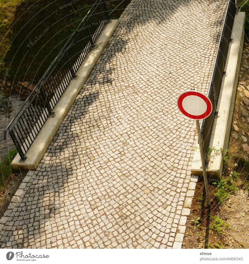 aus der Vogelperspektive - gepflasterte Brücke über einen Wasserlauf mit Geländer und dem Verkehrszeichen - Verbot für Fahrzeuge aller Art / VZ 250