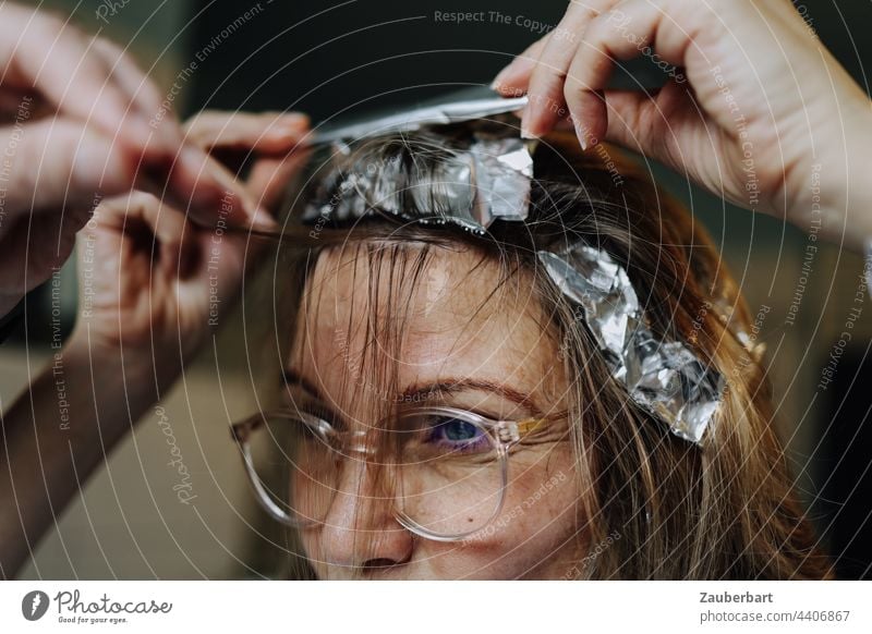 Strähnchen selber machen (3) Haare färben Alufolie Frau Haare & Frisuren DIY Haarsträhne blond feminin Gesicht Auge konzentriert schön Kopf Blick Brille Folie