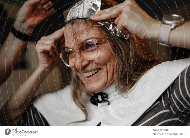 Strähnchen selber machen (5) Haare färben Alufolie Frau Haare & Frisuren DIY Haarsträhne blond feminin Gesicht Auge konzentriert schön Kopf Blick Brille Folie