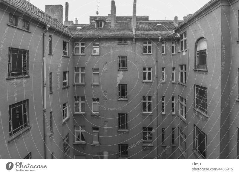 ein alter Hinterhof in Prenzlauer Berg Innenhof Stadt Menschenleer Hauptstadt Berlin Haus Altstadt Tag Stadtzentrum Altbau Fenster Gebäude Bauwerk Fassade Hof