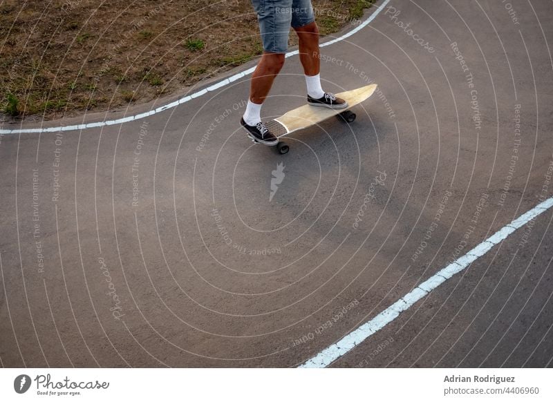 Skateboarder üben auf einem Pumptrack-Park Skater Pumpe Bahn Aktion aktiv Erwachsener Holzplatte surfskate Junge lässig Kaukasier Beton Kultur Europäer Übung