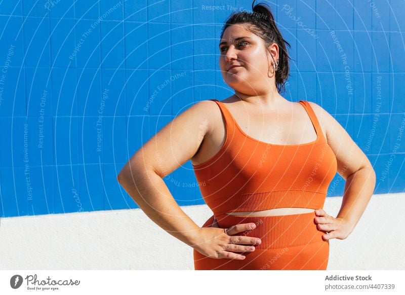 Plus Größe ethnische Sportlerin mit Händen auf der Taille Athlet Hand auf der Taille Gesunder Lebensstil Vitalität Wellness selbstsicher mollig Frau Straße