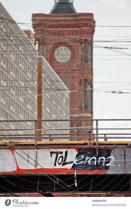 Toleranz am Alexanderplatz alex architektur Berlin büro Großstadt deutschland froschperspektive Hauptstadt Haus Himmel hochhaus innenstadt menschenleer mitte