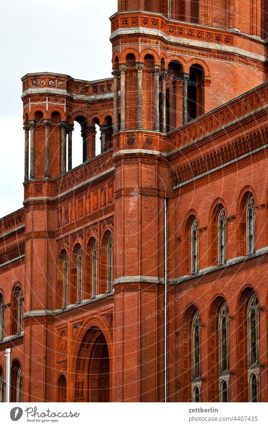 Berlin, Rotes Rathaus alex Alexanderplatz architektur büro Großstadt deutschland froschperspektive Hauptstadt Haus Himmel innenstadt menschenleer mitte