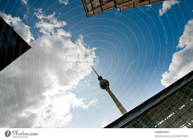 Fernsehturm mit Nachbargebäuden alex Alexanderplatz architektur Berlin Großstadt deutschland froschperspektive funk-und-ukw-turm Hauptstadt Himmel hochhaus