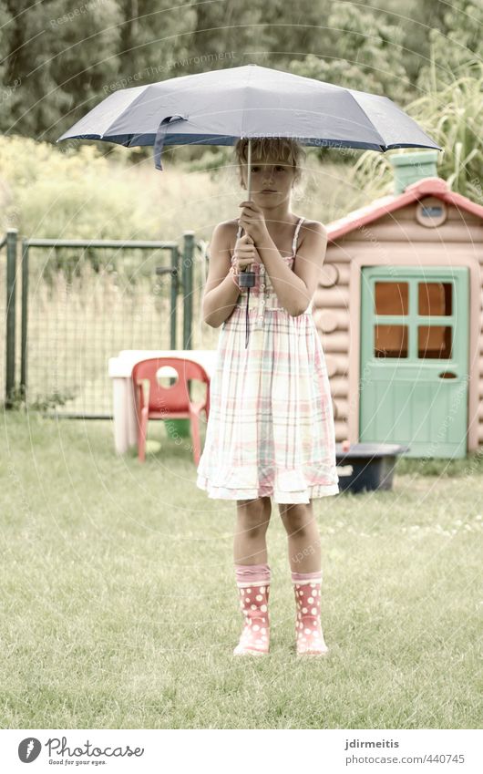 Regen Spielen Garten Mensch feminin Kind Mädchen 1 3-8 Jahre Kindheit Sommer schlechtes Wetter Gras Kleid Gummistiefel blond stehen schön niedlich Regenschirm