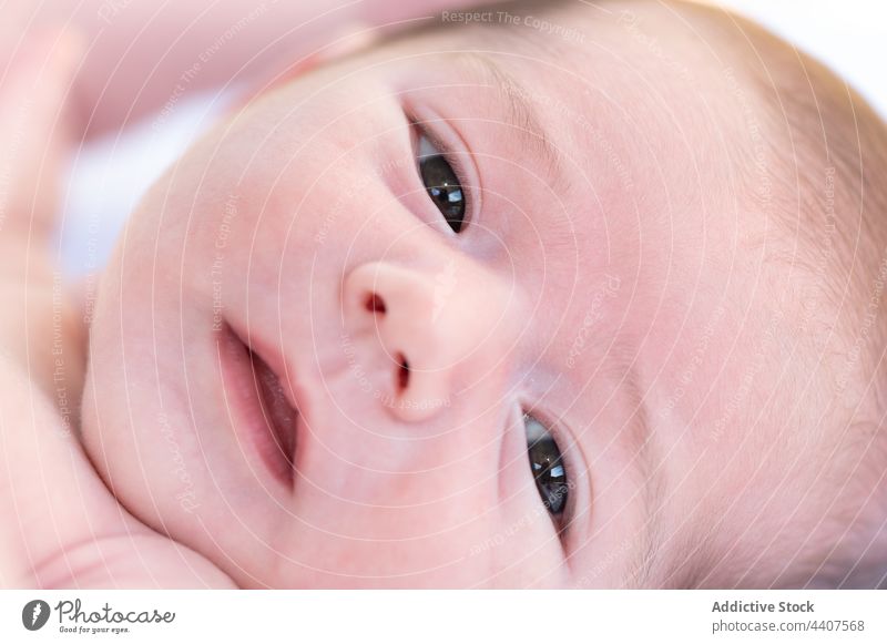 Niedliches Neugeborenes auf dem Bett liegend neugeboren Baby Säugling niedlich Lügen unschuldig Komfort nackt bezaubernd weich sich[Akk] entspannen Schlafzimmer