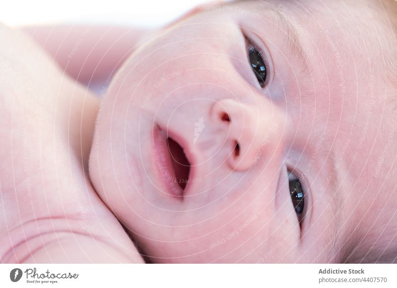 Niedliches Neugeborenes auf dem Bett liegend neugeboren Baby Säugling niedlich Lügen unschuldig Komfort nackt bezaubernd weich sich[Akk] entspannen Schlafzimmer