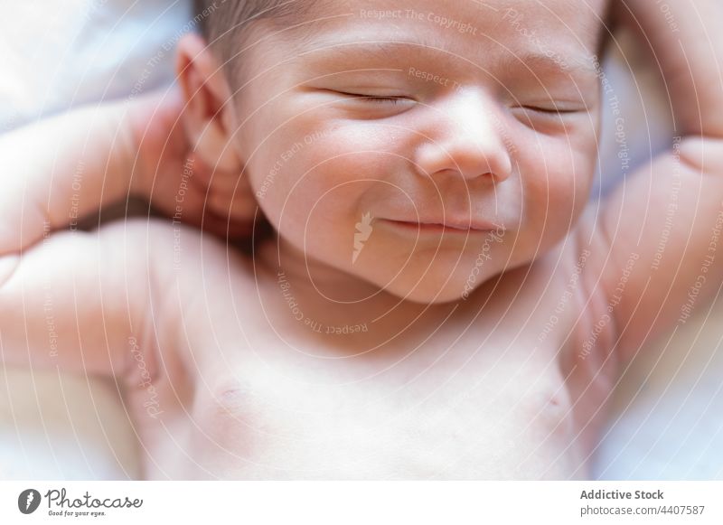 Niedliches Neugeborenes schläft auf dem Bett neugeboren Baby Säugling niedlich Lügen unschuldig Komfort nackt bezaubernd weich sich[Akk] entspannen Schlafzimmer