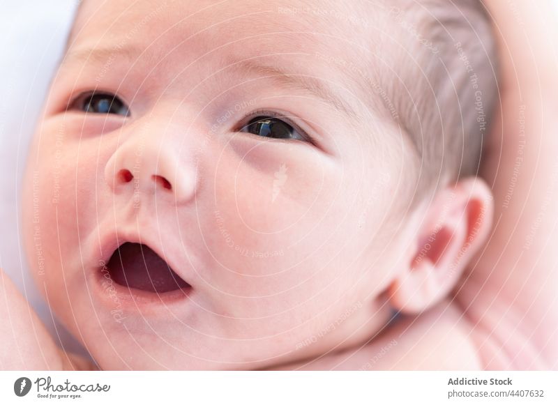 Niedliches Neugeborenes auf dem Bett liegend neugeboren Baby Säugling niedlich Lügen unschuldig Komfort nackt bezaubernd weich sich[Akk] entspannen Schlafzimmer