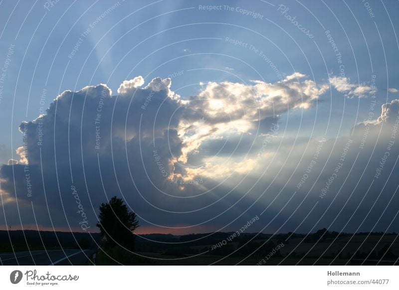 Sonnenspiel Wolken Donnern Blitze Unwetter Horizont Stimmung Romantik Licht Strahlung Sonnenstrahlen Gewitter Wetter Regen Hagel Himmel Lichtstrahl