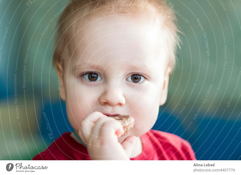 Porträt eines Kindes. Wunderbare Emotionen. Niedliches Baby mit einem lustigen Ausdruck auf seinem Gesicht. hübsch Frau klein Kaukasier Menschen bezaubernd