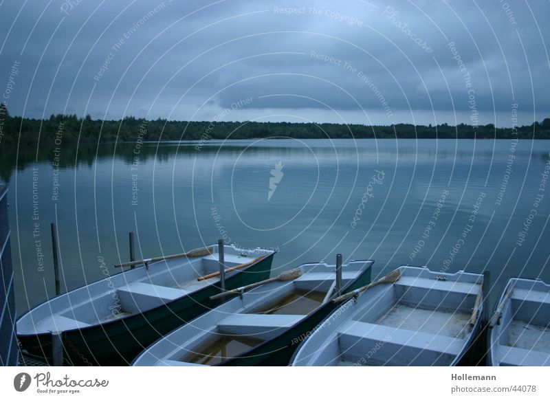 Der blaue See Wasserfahrzeug ruhig Trinkwasser Angeln Stimmung Abend Ruderboot Himmel Wolken Steg Kahn tauchen Ferien & Urlaub & Reisen Hintergrundbild kalt