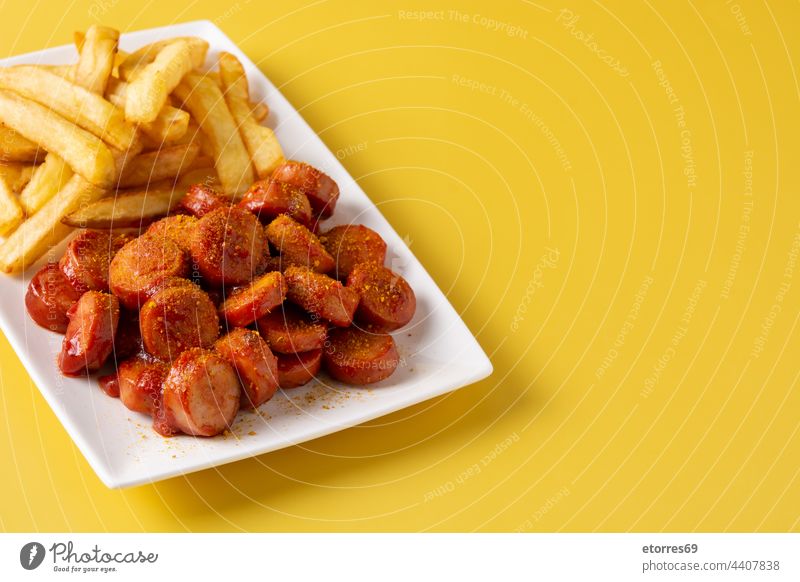 Traditionelle deutsche Currywurst Wurstwaren Pommes frites Ketchup Oktoberfest Deutsch Lebensmittel gebraten gegrillt selbstgemacht Mahlzeit Fleisch Teller