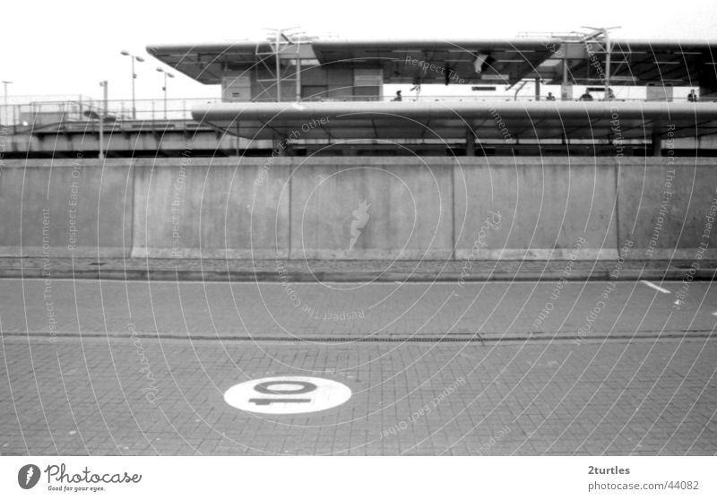 betonwüste nr. 10 Canning Town Bahnsteig trist Mauer Beton Endstation London Underground Gleise England Verkehr Bahnhof Schwarzweißfoto