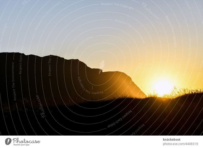 mitternachtssonne Norwegen Berge u. Gebirge Himmel Skandinavien Außenaufnahme Farbfoto Menschenleer Landschaft Natur Idylle Reise Erholung