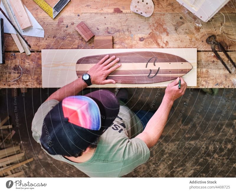 Anonymer Handwerker mit Marker und Holzklötzen auf einer Werkbank Kunsthandwerker Spur Markierung Skateboard Herstellung Schiffsplanken Holzarbeiten Genauigkeit