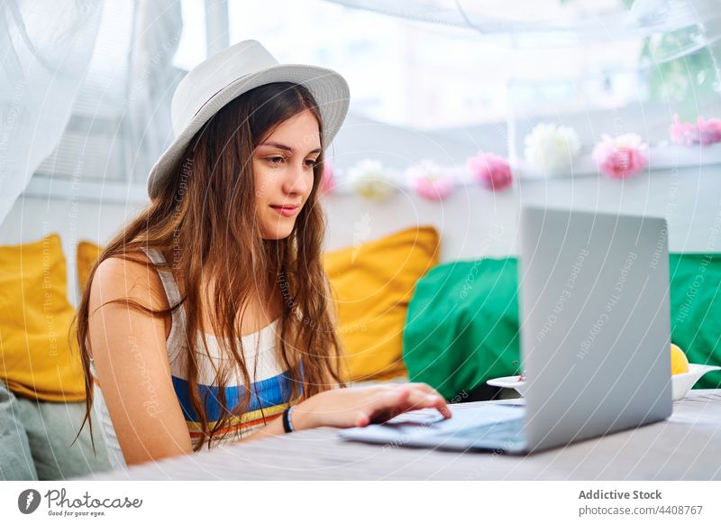 Frau beim Surfen auf dem Laptop Browsen benutzend Hinterhof Zelt Netbook Sommer Internet genießen Wochenende Gerät Apparatur Arbeit Schüler Lächeln Glück online