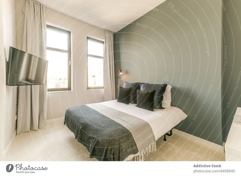 Schlafzimmereinrichtung mit bequemem Bett Innenbereich Appartement sehr wenige Design flach modern Stil heimwärts Komfort wohnbedingt Möbel gemütlich einfach