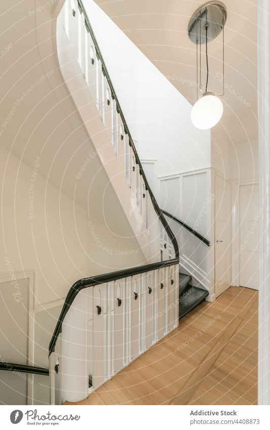 Halle mit Treppenhaus im Haus Innenbereich Gang Saal Flur Design Stil modern geräumig Stock Geometrie Zeitgenosse Anwesen Unterkunft wohnbedingt Schritt