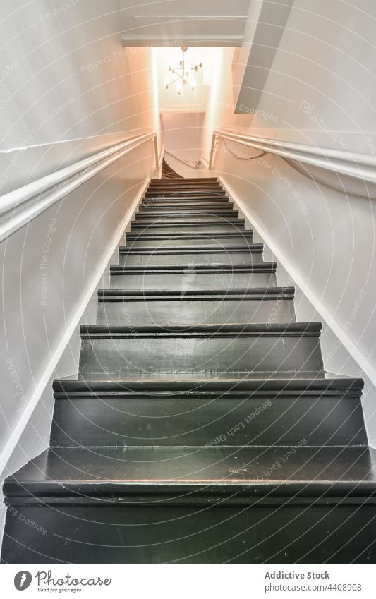 Treppe mit weißen Wänden im Haus Treppenhaus Schritt Design Innenbereich Architektur Reling Gebäude Appartement Struktur Konstruktion Stil wohnbedingt verweilen