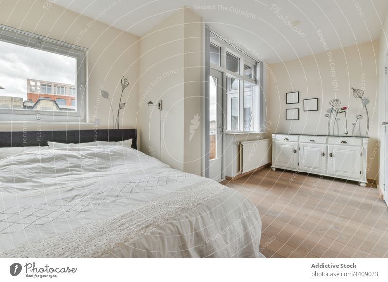 Weißes Schlafzimmer Innenarchitektur zu Hause Innenbereich Design Stil heimwärts weiß Loft Bett Möbel Dekor geräumig Appartement wohnbedingt modern Komfort