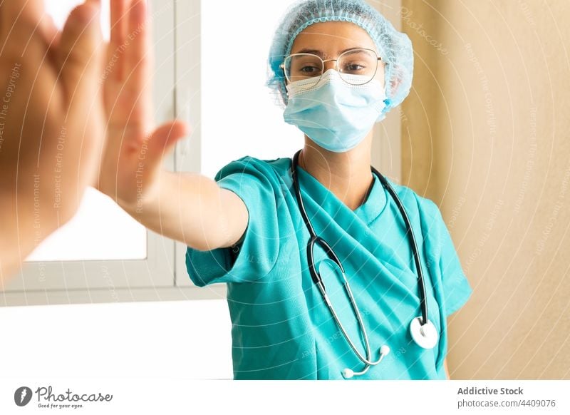 Ärzte geben sich in der Klinik gegenseitig High Five Arzt high five Kollege Zusammensein Arbeit Sanitäter gestikulieren Krankenhaus Mitarbeiterin professionell