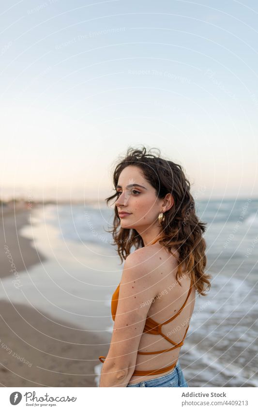 Junge Frau steht am Meer MEER Strand winken Abend verträumt Küste Seeküste Sommer Wochenende ruhen jung Wasser Ufer sich[Akk] entspannen lange Haare