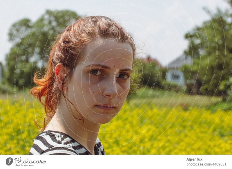 Junge Frau Haare & Frisuren Blick in die Kamera Tag 18-30 Jahre Gesicht Jugendliche schön Porträt Mensch Frauengesicht skeptischer Blick feminin Erwachsene