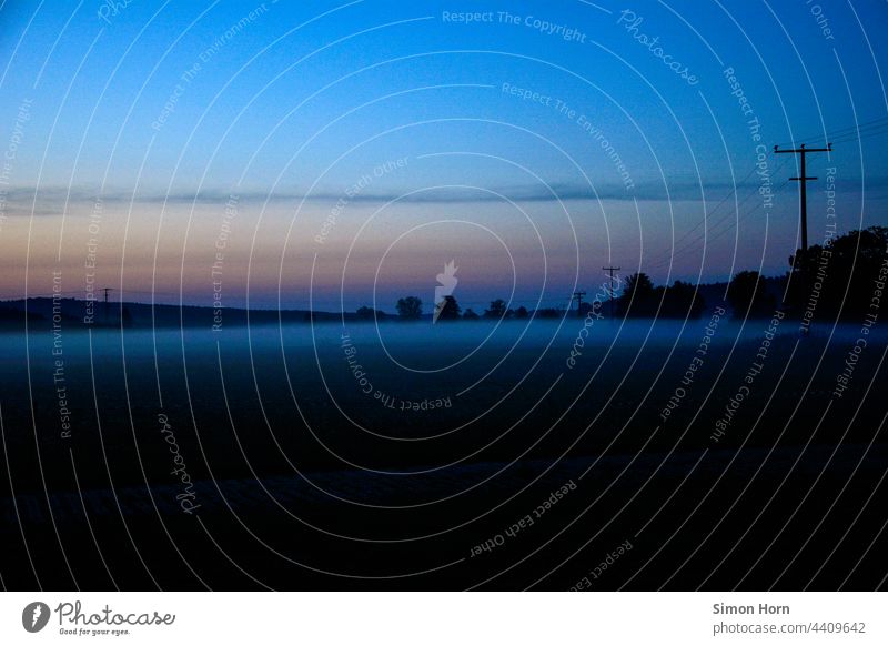 Morgennebel Nebel Tau Sonnenaufgang Strömung Bach Dunst diesig Frost Strommast Sonnenkraft Landschaft Horizont Ebene Bäume Stromleitung Sonnenlicht Dämmerung