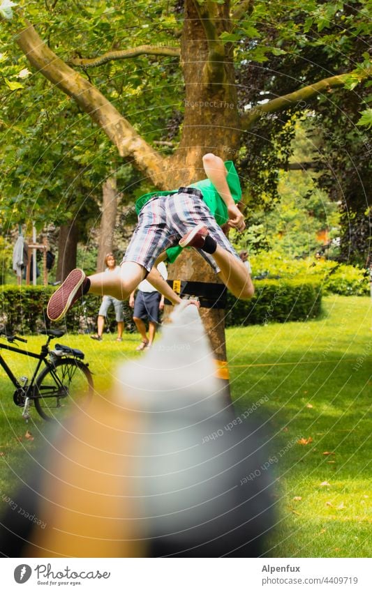 Pre-Aua Situation Slacklinen Außenaufnahme Gleichgewicht Farbfoto fallen stürzen Sport Mensch Baum Zufriedenheit sportlich Freizeit & Hobby Seil Park