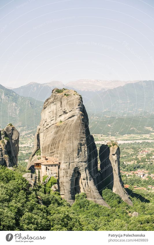 Ein Kloster auf einem Berg in Meteora, Griechenland Landschaft Sommer kalambaka Berge u. Gebirge Klippe Felsen