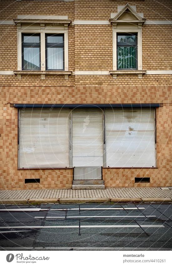 lost places | Die Rollläden bleiben unten Geschäftsausgabe alt Fenster verschlossen ungewiss zu Menschenleer Tag Gewerbe Leerstand Geschäftsaufgabe Konkurs