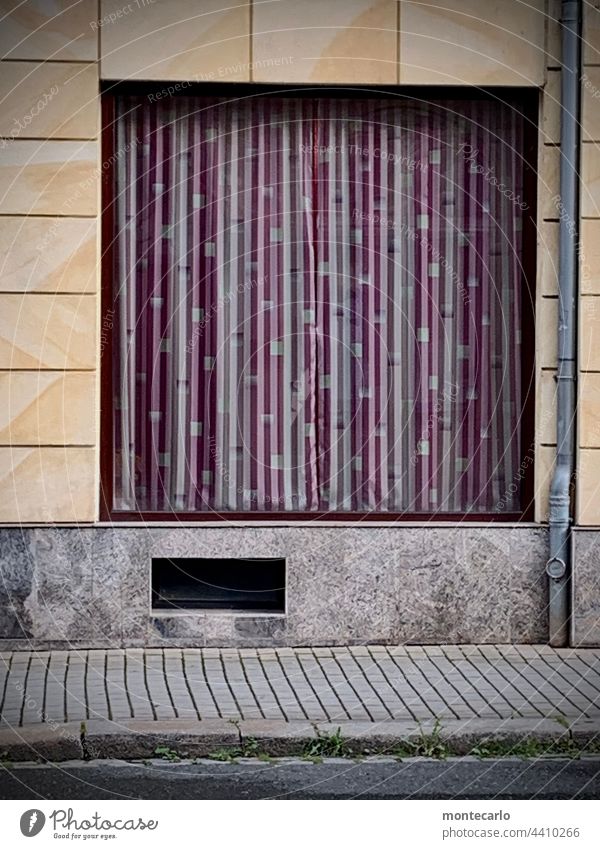 Ausverkauft und für immer geschlossen Ladengeschäft Geschlossen Retro Schaufenster Fassade Geschäft verlassen Konkurs Geschäftsaufgabe Leerstand leergeräumt