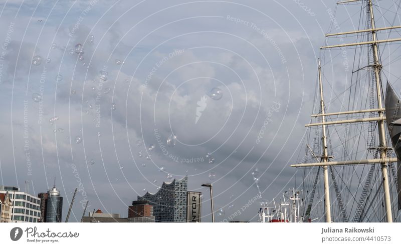 Seifenblasen über dem Hamburger Hafen Himmel Elbe Hafenstadt Außenaufnahme Schifffahrt Stadt Sehenswürdigkeit Fluss Textfreiraum oben Tourismus Wahrzeichen