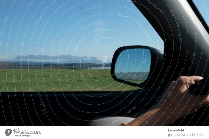 Road Trip durch Island mit der Landschaft durch das Fenster und den Spiegel gesehen Asphalt Automobil Hintergrund blau PKW Laufwerk grün Autobahn isländisch