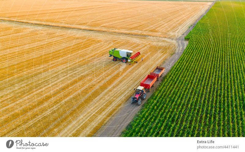 Luftaufnahme eines Landwirts, der einen Mähdrescher auf einem landwirtschaftlichen Feld von Schmutz befreit oben Antenne Ackerbau Agrarwissenschaftler