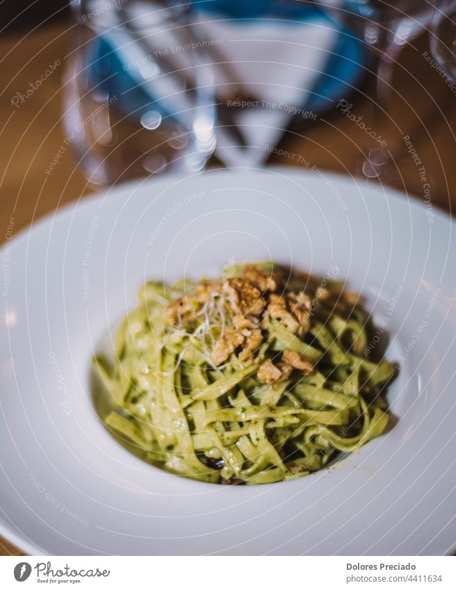 Teller mit frischer hausgemachter italienischer Pasta und Ricotta-Käse Hintergrund Champignon Nahaufnahme gekocht Essen zubereiten cremig Küche lecker